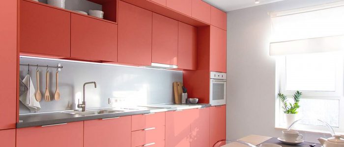 15 une cuisine en corail et blanc saint gobain