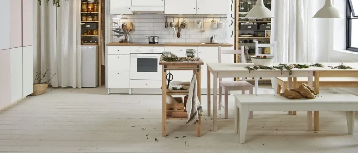 cuisine blanche qui multiplie les rangements ikea