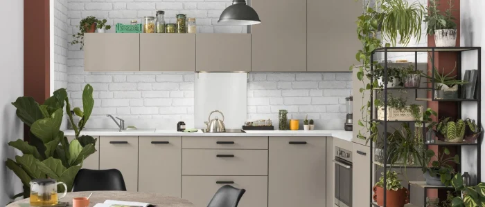 une cuisine loft adoucie par le taupe so cooc